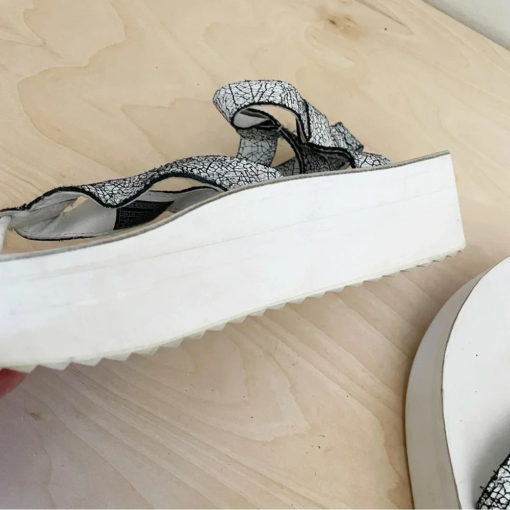 TEVA Cracked Distressed Platform Sandals Sz 9